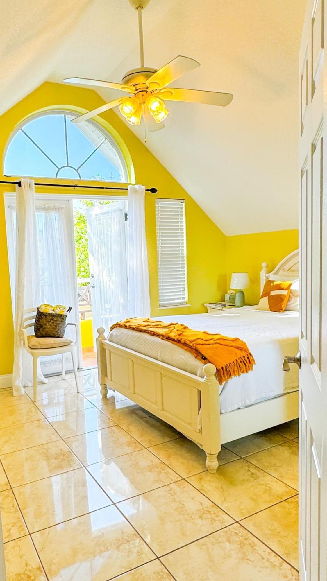 Shangri-La Boutique Bed & Breakfast West Bay Bagian luar foto