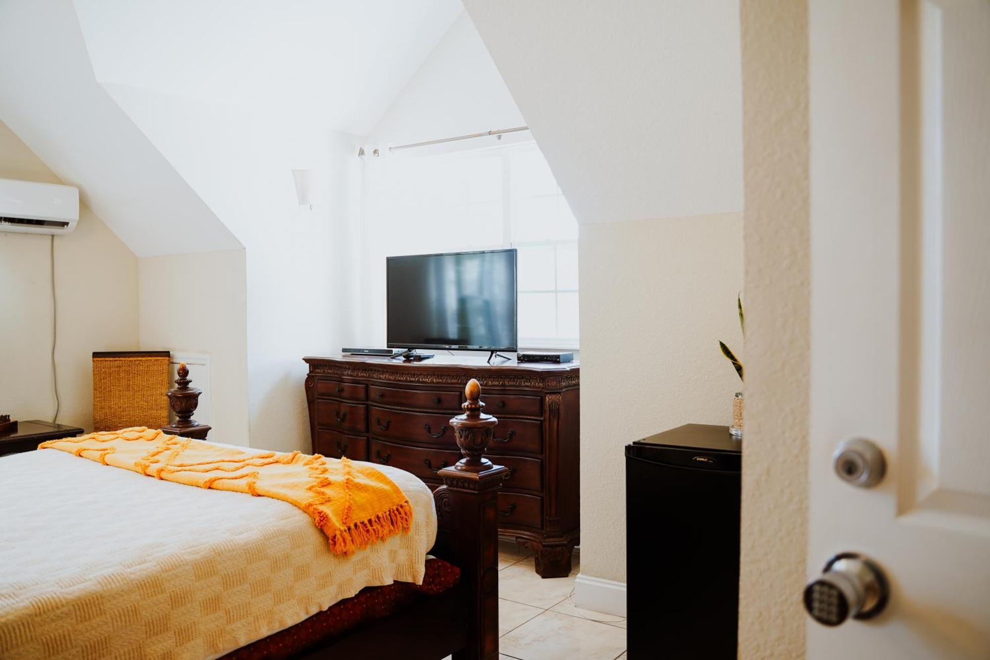 Shangri-La Boutique Bed & Breakfast West Bay Bagian luar foto