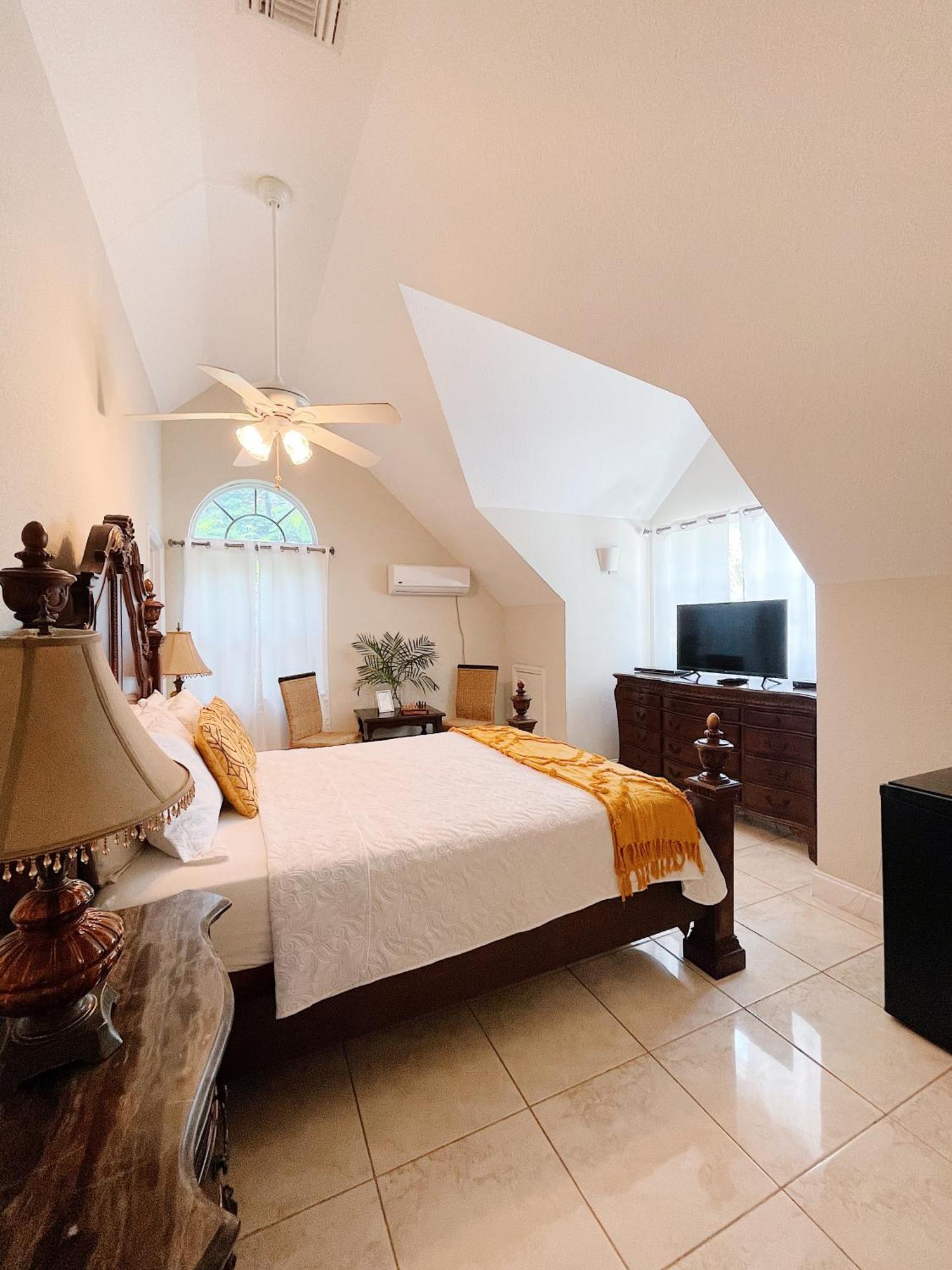 Shangri-La Boutique Bed & Breakfast West Bay Bagian luar foto