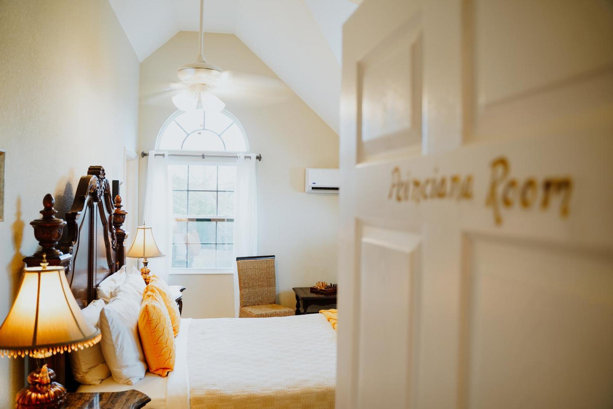 Shangri-La Boutique Bed & Breakfast West Bay Bagian luar foto