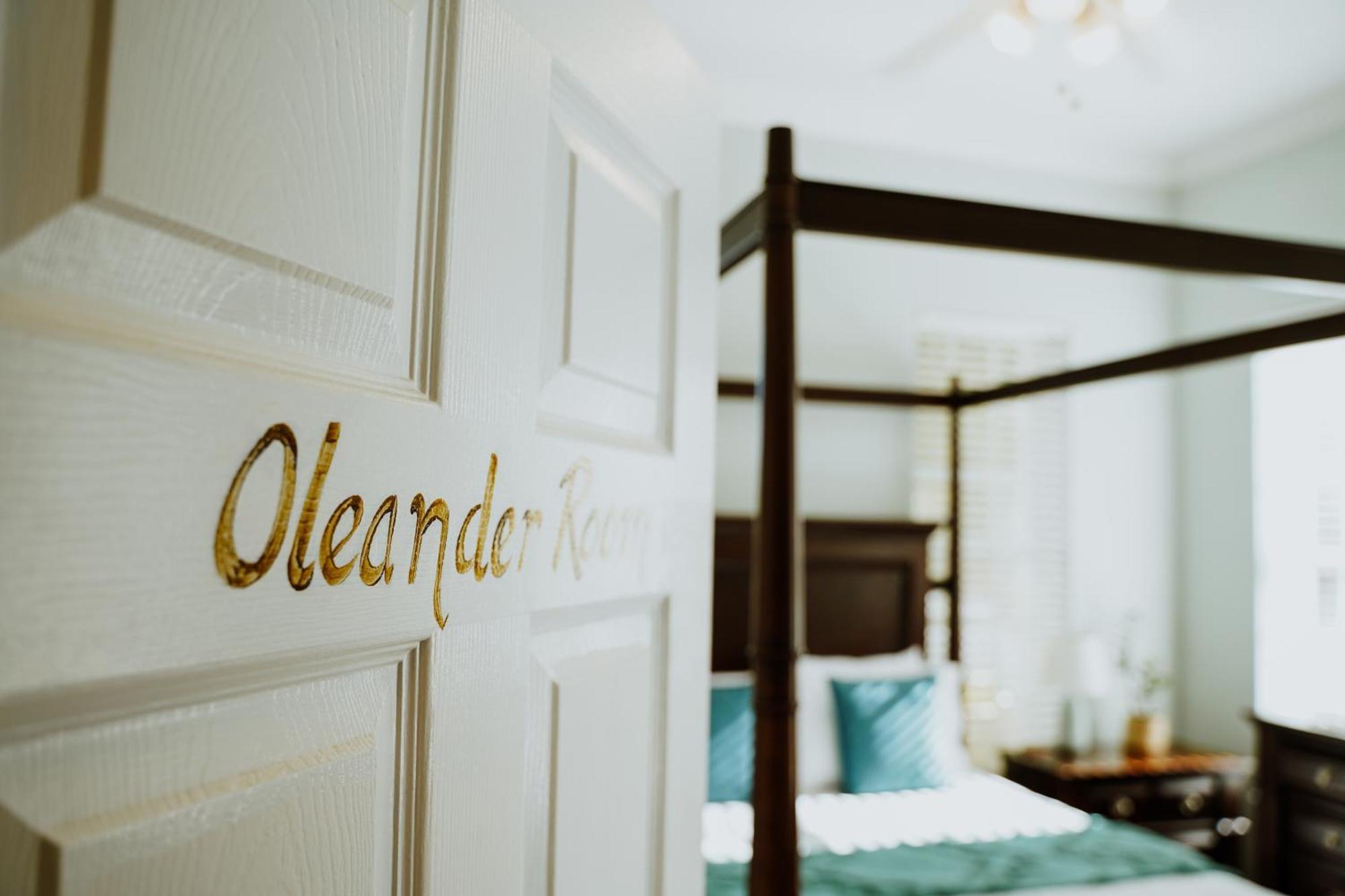 Shangri-La Boutique Bed & Breakfast West Bay Bagian luar foto