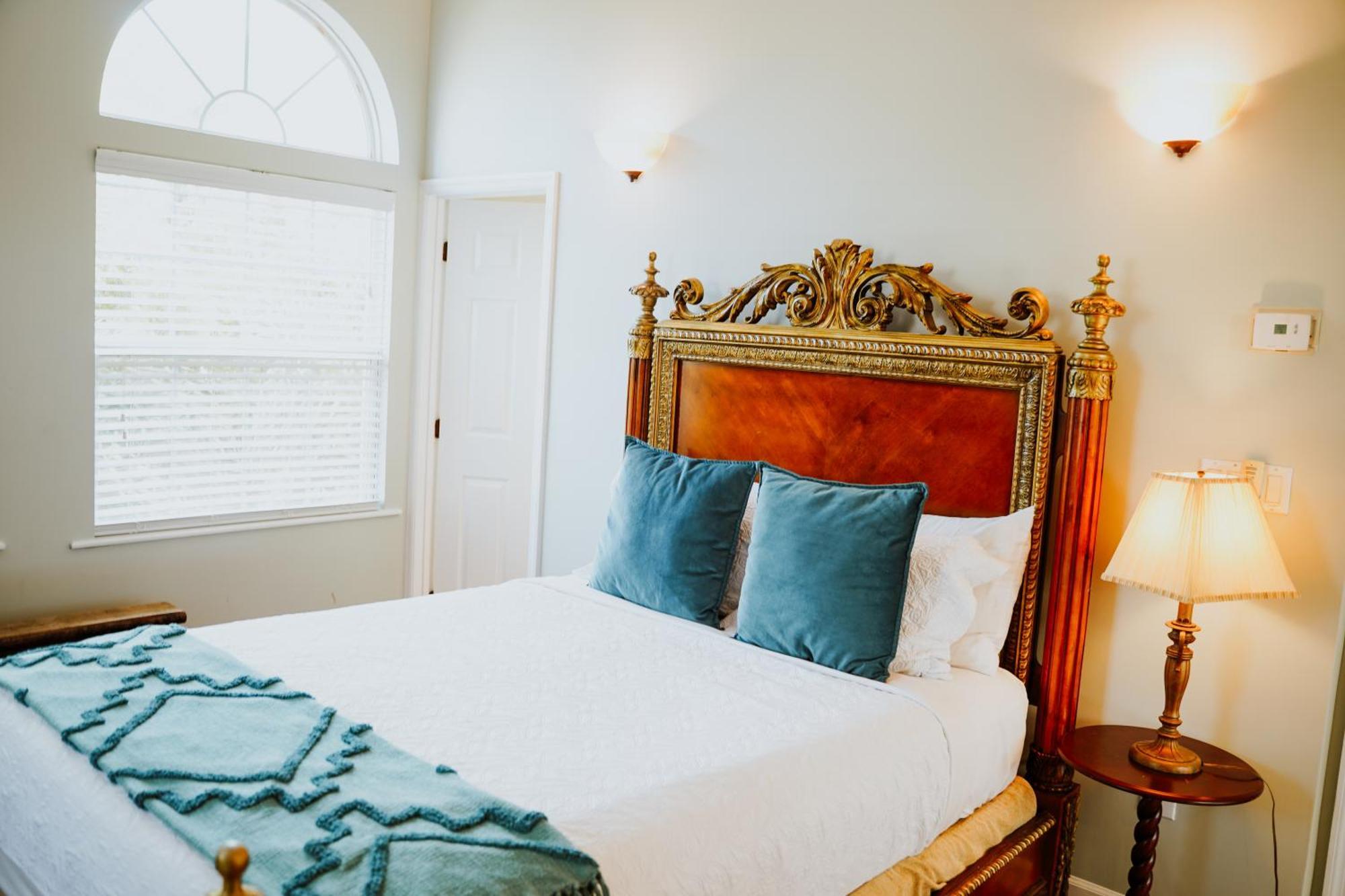 Shangri-La Boutique Bed & Breakfast West Bay Ruang foto
