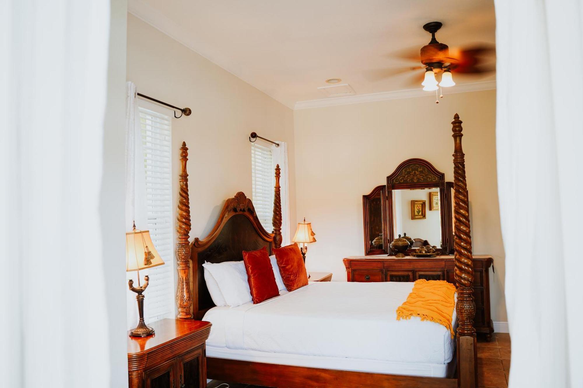 Shangri-La Boutique Bed & Breakfast West Bay Bagian luar foto